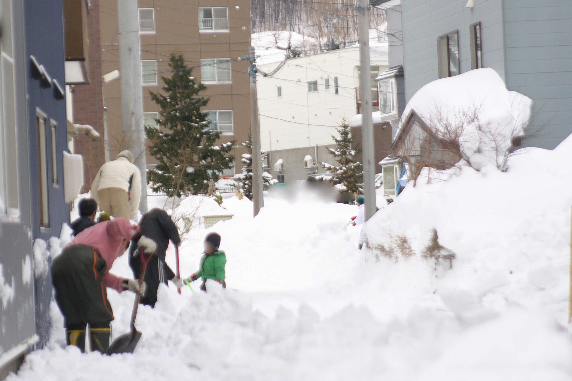 雪かきは家の前の道路どこまでやるべき？マナーや暗黙のルールなど注意点を紹介
